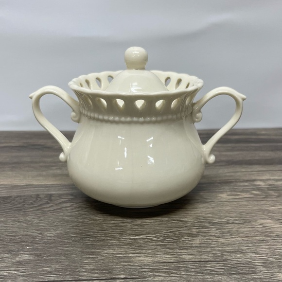 L. Godinger & Co Ivory‎ Sugar Bowl with Lid – Pierced Rim Vintage Elegant Decor - Picture 1 of 10